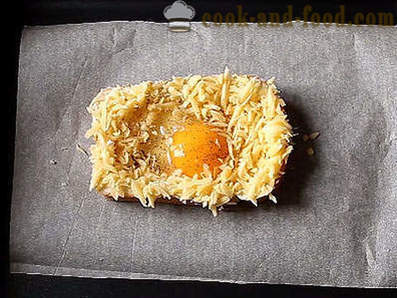 Gorąca kanapka z jajkiem i serem w piecu na śniadanie