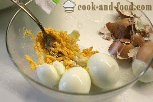 Smażone placki z jajkiem i szczypiorkiem