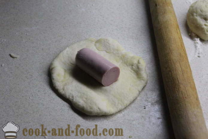 Świnie w koce na jogurt i drożdże - jak ugotować parówki w cieście w piekarniku, z krok po kroku przepis zdjęć