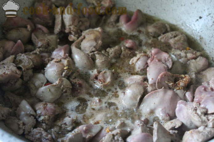 Pieczona wątróbka z kurczaka w śmietanie, marchwi i cebuli - jak gotować pyszne wątróbki w piecu, z krok po kroku przepis zdjęć