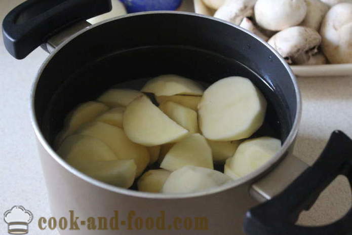 Ziemniaki z grzybami z kwaśną śmietaną i czosnkiem - jak gotować ziemniaki z grzybami na patelni, krok po kroku przepis zdjęć