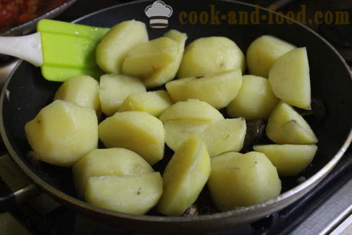 Ziemniaki z grzybami z kwaśną śmietaną i czosnkiem - jak gotować ziemniaki z grzybami na patelni, krok po kroku przepis zdjęć