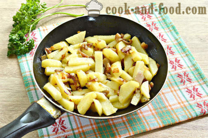 Ziemniaki z grzybami w śmietanie - jak gotować grzyby z ziemniakami i śmietaną na patelni, z krok po kroku przepis zdjęć
