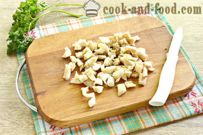 Ziemniaki z grzybami w śmietanie - jak gotować grzyby z ziemniakami i śmietaną na patelni, z krok po kroku przepis zdjęć