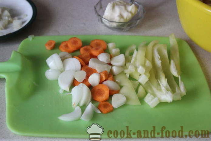 Młode ziemniaki w garnku z kiełbasą i warzywami - jak gotować pieczeń w piekarniku z młodymi ziemniakami, krok po kroku przepis zdjęć