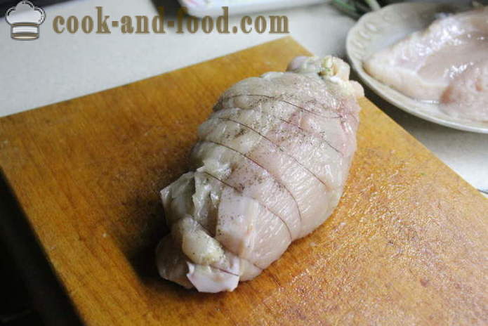 Domowej roboty rolki kurczaka nadziewana szpinakiem - jak zrobić bułki z piersi kurczaka w piekarniku, z krok po kroku przepis zdjęć