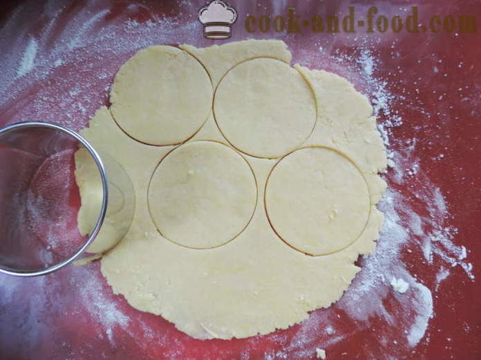 Kruche ciasteczka z truskawkami w piekarniku - jak upiec kruche nadziewane z truskawek, krok po kroku przepis zdjęć