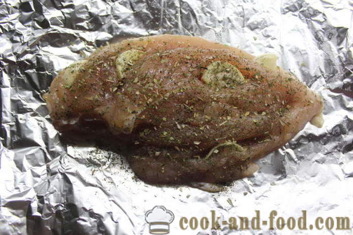 Pieczona pierś z kurczaka z miodem, czosnkiem i przyprawami - jak gotować piersi kurczaka w piekarniku, z krok po kroku przepis zdjęć