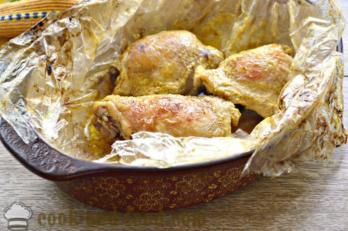 Pieczone uda z kurczaka w piekarniku - jak gotować ud kurczaka w rękawie ze skórką, krok po kroku przepis zdjęć