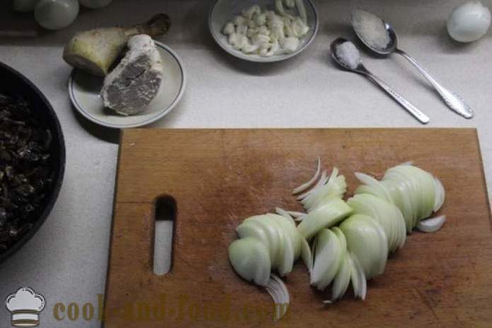 Warstwowa sałatka z grzybami, piersi i ananasa - Jak zrobić sałatkę z kurczaka ananas, krok po kroku przepis zdjęć
