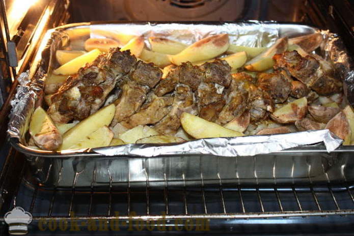 Pieczone żeberka z ziemniakami w piecu - jak pieczonych ziemniaków z bekonu, krok po kroku zdjęć receptury
