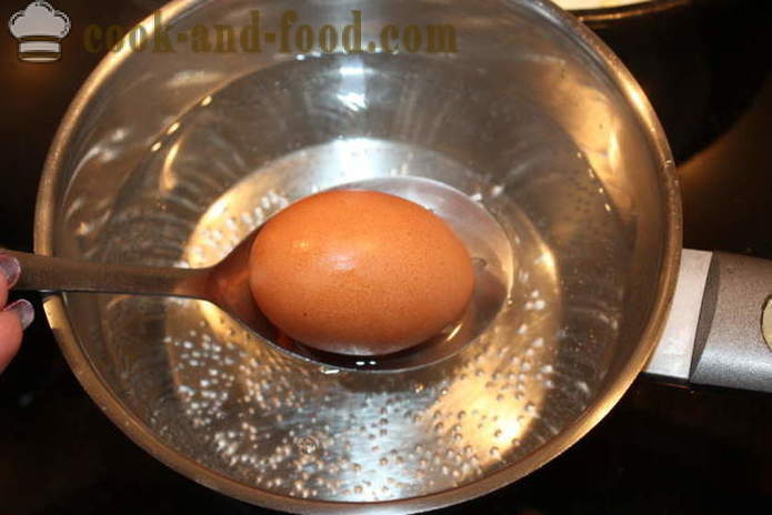 Jajko gotowany w wodzie - jak ugotować jajko sadzone w domu, krok po kroku przepis zdjęć