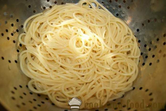 Spaghetti Monster - lekkie i smaczne dania gorące na Halloween z rękami, krok po kroku przepis zdjęć