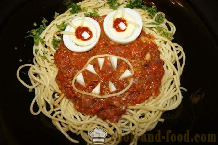 Spaghetti Monster - lekkie i smaczne dania gorące na Halloween z rękami, krok po kroku przepis zdjęć