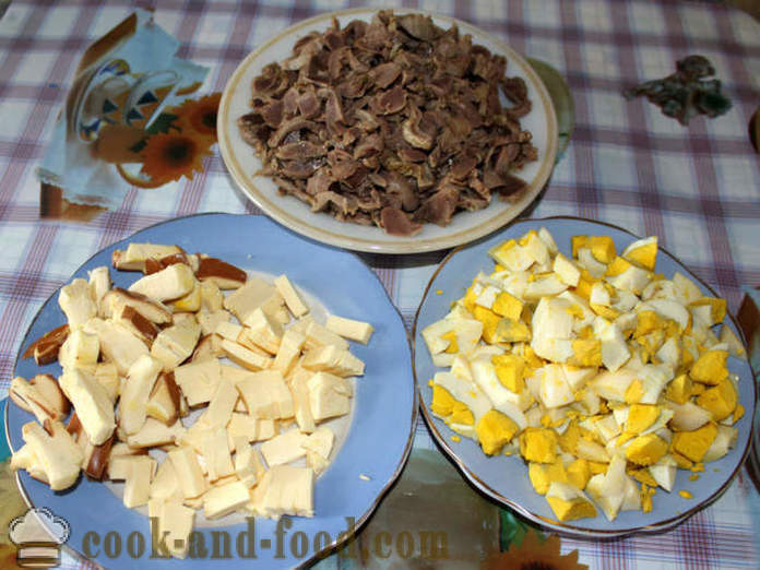 Sałatka z sera i kiełbasy z kurczaka pępków - jak zrobić sałatkę z żołądków i sera, z krok po kroku przepis zdjęć