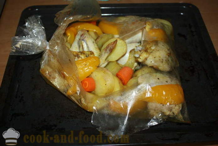 Pieczone ziemniaki z kurczaka w rękawie - jak gotować ziemniaki w piekarniku z kurczaka, krok po kroku przepis zdjęć
