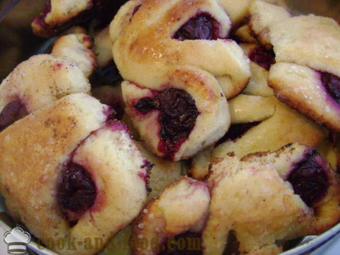 Cherry bułeczki z ciasta twarogowego - jak gotować bułeczki z wiśniami, krok po kroku przepis zdjęć