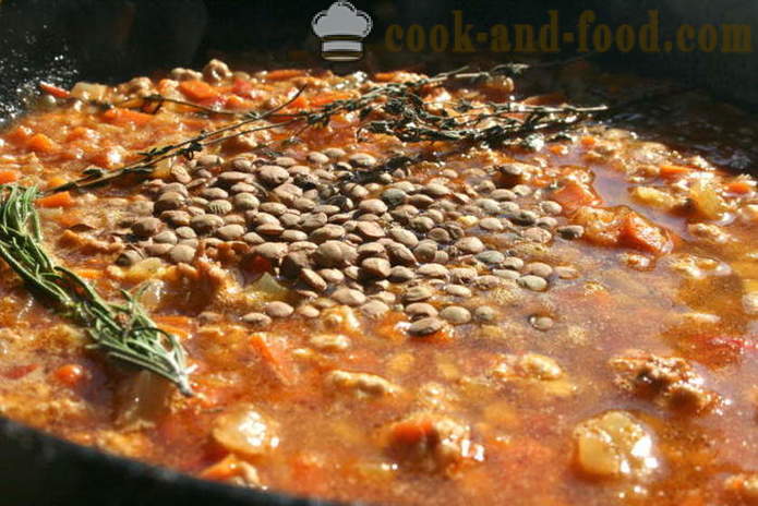 Gulasz z soczewicy, warzywami i sosem - jak gotować soczewicę z mięsem i sosem, krok po kroku przepis zdjęć