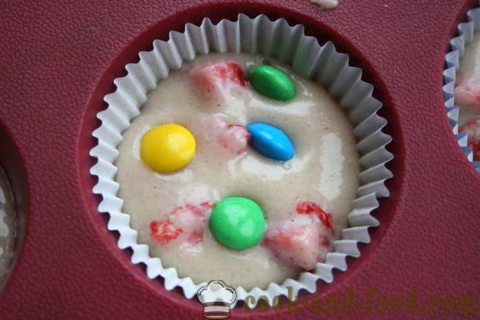 Domowe babeczki na jogurt z truskawkami - jak gotować babeczki w formach silikonowych, krok po kroku przepis zdjęć