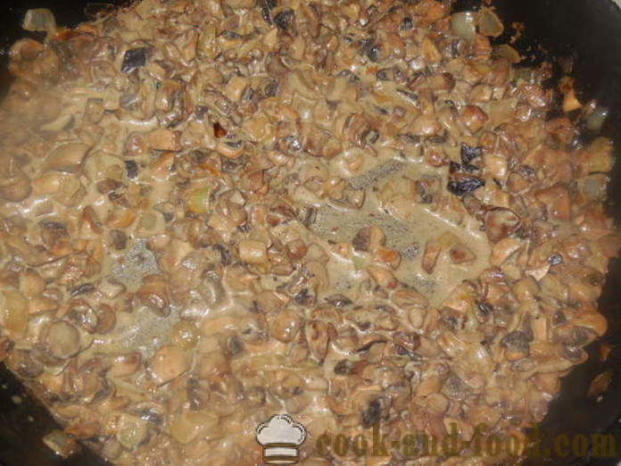 Grzyby duszone w sosie śmietanowym na patelni - jak gotować grzyby w śmietanie, krok po kroku przepis zdjęć