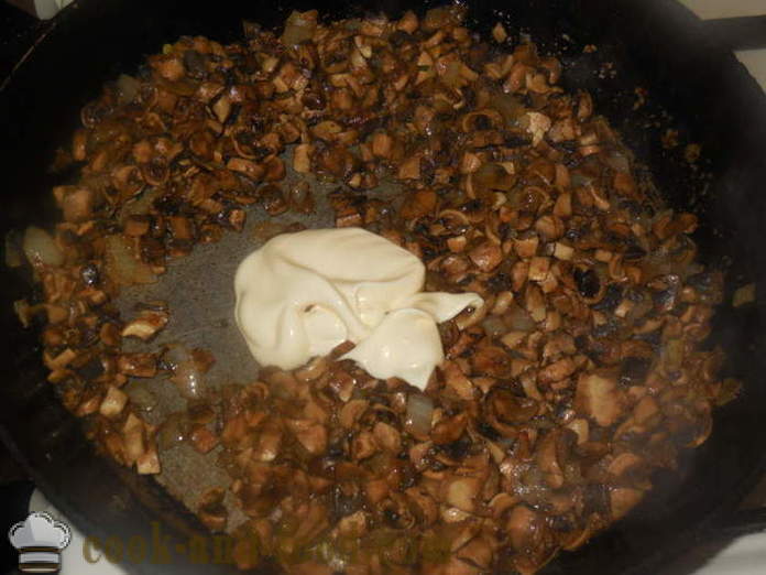Grzyby duszone w sosie śmietanowym na patelni - jak gotować grzyby w śmietanie, krok po kroku przepis zdjęć