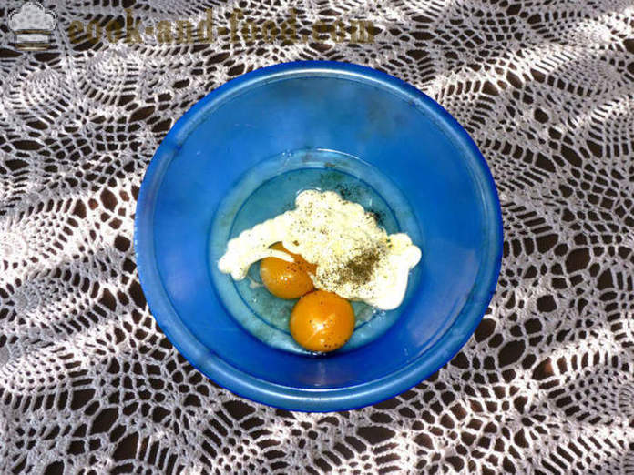 Sałatka z jajecznicą i kiełbasą i kwaśną śmietaną - Jak przygotować sałatkę z omlet, krok po kroku przepis zdjęć