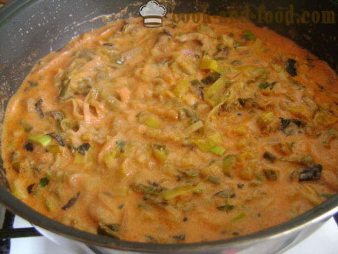 Makaron w sosie śmietanowym z pieczarkami, porem i pomidorami - jak gotować smaczne grzyby z makaronem, z krok po kroku przepis zdjęć
