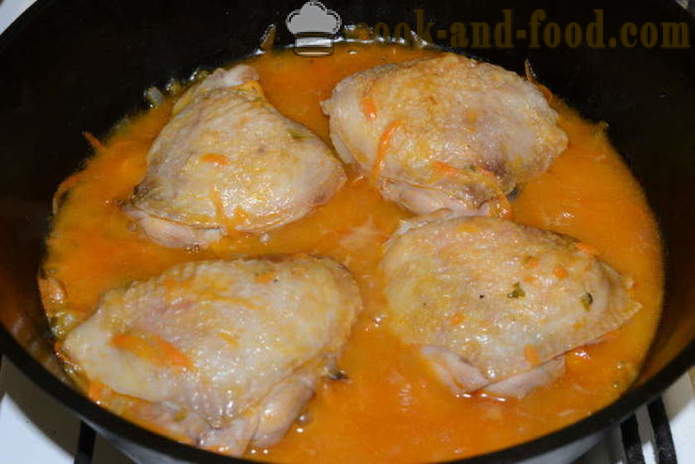 Uda z kurczaka duszone z cebulą, marchewką i kiszone ogórki - jak gotować pyszne ud kurczaka na patelni, z krok po kroku przepis zdjęć