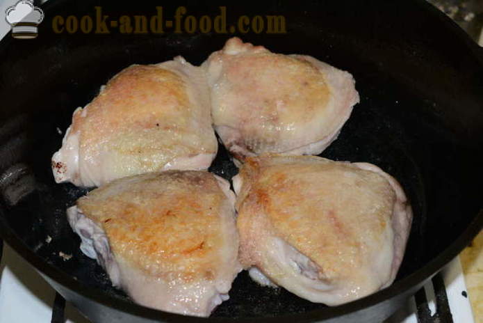 Uda z kurczaka duszone z cebulą, marchewką i kiszone ogórki - jak gotować pyszne ud kurczaka na patelni, z krok po kroku przepis zdjęć