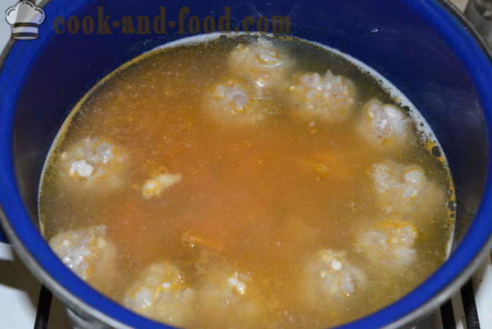 Zupa ziemniaczana z zamrożonych klopsiki i marynowane ogórki - jak gotować zupę ziemniaczaną z klopsikami z krok po kroku przepis zdjęć