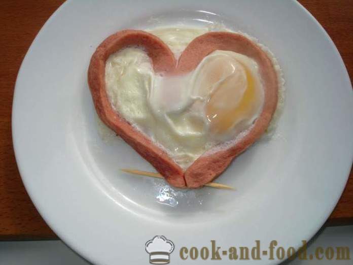Jajecznica w sercu z kiełbasą - jak zrobić jajecznicę w formie serca w kuchence mikrofalowej, krok po kroku przepis zdjęć