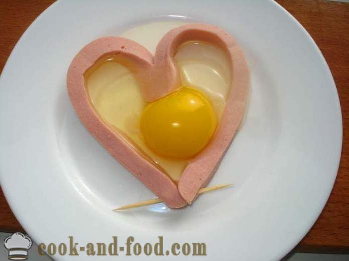 Jajecznica w sercu z kiełbasą - jak zrobić jajecznicę w formie serca w kuchence mikrofalowej, krok po kroku przepis zdjęć