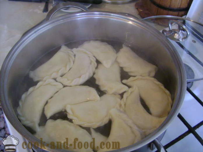 Bezmięsne pierogi z ziemniakami i grzybami - Jak gotować pierogi z ziemniakami i grzybami, krok po kroku przepis zdjęć