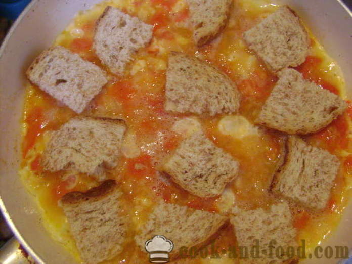 Jajecznica po włosku - jak gotować jajecznicę z pomidorami, serem i chlebem, z krok po kroku przepis zdjęć