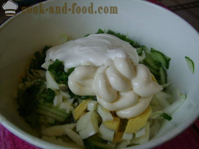 Sałatka z kapusty pekińskiej, ogórek, jajko i zielonej cebuli - jak gotować pyszne sałatki z kapusty pekińskiej, krok po kroku przepis zdjęć