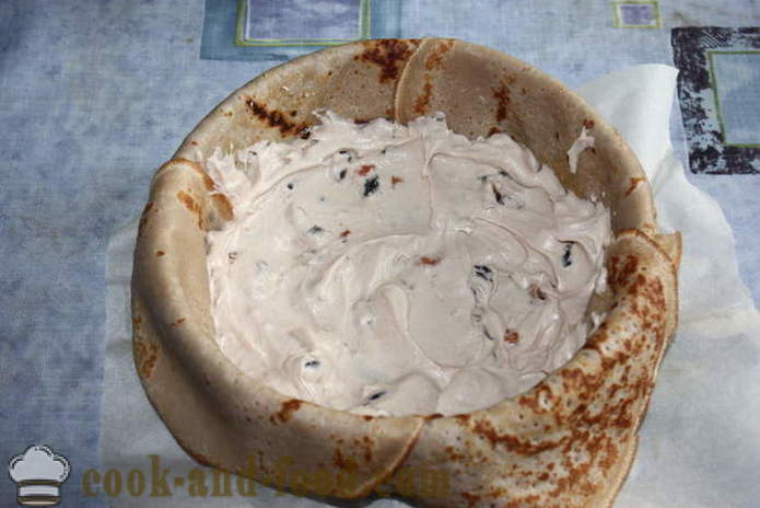 Domowe ciasto naleśniki z serem ricotta i zwieńczone bitą śmietaną