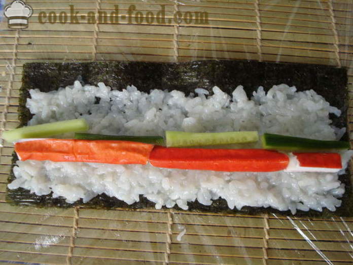 Sushi z paluszków kraba i ogórkiem - Jak zrobić sushi z deskami kraba w domu, krok po kroku przepis zdjęć