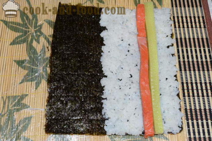 Sushi z czerwonym ryb, serem i ogórkiem - Jak zrobić bułeczki w domu, krok po kroku przepis zdjęć