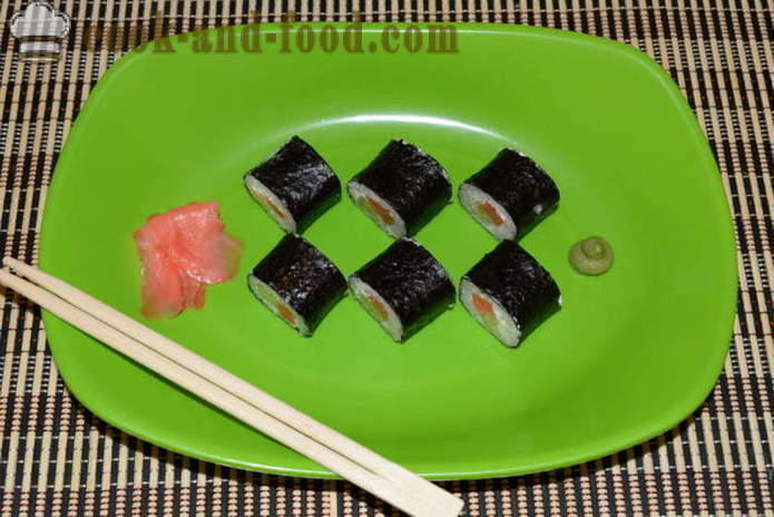 Sushi z czerwonym ryb, serem i ogórkiem - Jak zrobić bułeczki w domu, krok po kroku przepis zdjęć