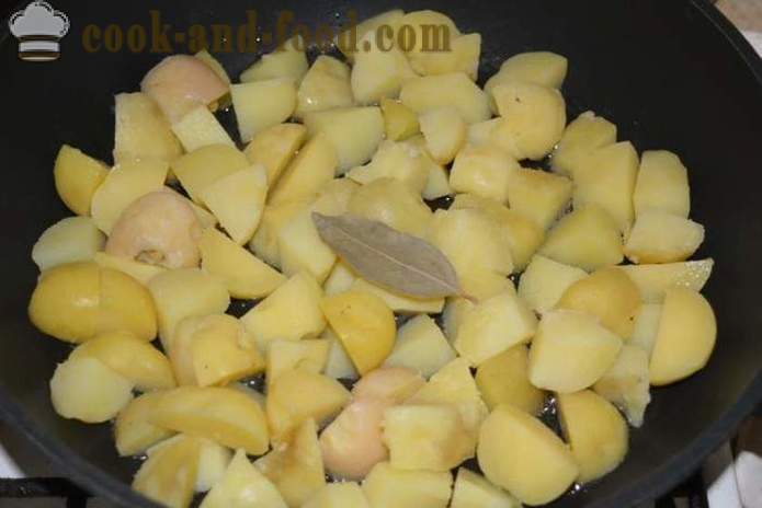 Gotowane ziemniaki w skór w smażonym - Delicious naczynia gotowanych ziemniaków w łupinach do przybrania