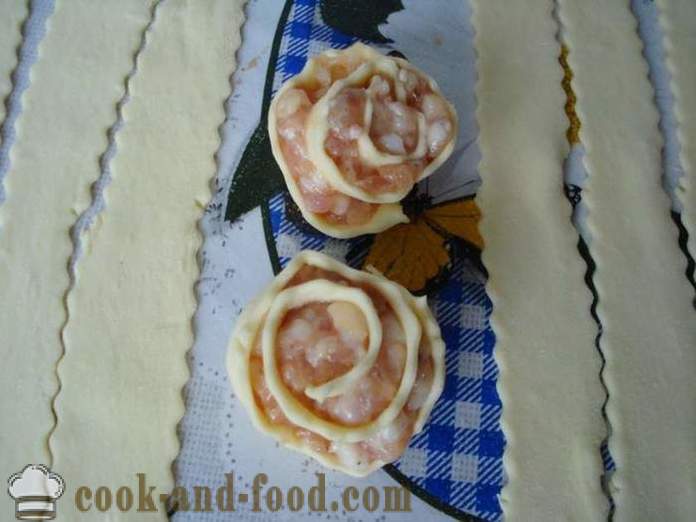 Róże z gotowego ciasta francuskiego z mięsem mielonym - Jak zrobić ciasto francuskie z mięsem mielonym w piekarniku, z krok po kroku przepis zdjęć
