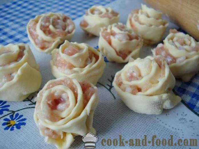 Róże z gotowego ciasta francuskiego z mięsem mielonym - Jak zrobić ciasto francuskie z mięsem mielonym w piekarniku, z krok po kroku przepis zdjęć