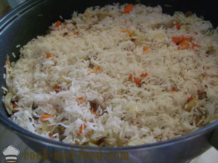 Meatless pilaw z grzybami na patelni - jak gotować bezmięsne risotto z grzybami, krok po kroku przepis zdjęć
