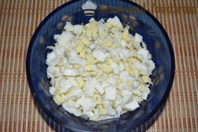 Sałatka z kapusty pekińskiej z kiełbasą wędzoną, papryki i kukurydzy w puszkach - Jak przygotować sałatkę z kapusty pekińskiej z kukurydzą i kiełbasą, krok po kroku przepis zdjęć