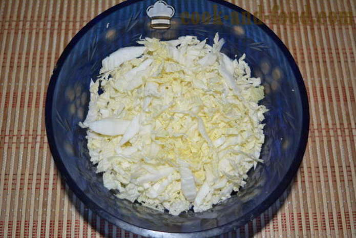 Sałatka z kapusty pekińskiej z kiełbasą wędzoną, papryki i kukurydzy w puszkach - Jak przygotować sałatkę z kapusty pekińskiej z kukurydzą i kiełbasą, krok po kroku przepis zdjęć