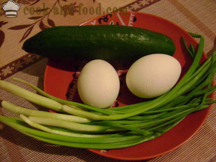Sałatkowe: ogórki, jajka, szczypiorek i majonez - jak zrobić sałatkę z ogórka z majonezem, krok po kroku przepis zdjęć