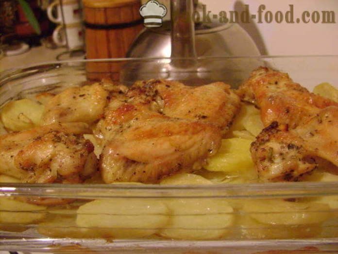 Skrzydełka z kurczaka na łóżku z ziemniaków w piekarniku - Jak zrobić skrzydełka i ziemniaki w piekarniku, z krok po kroku przepis zdjęć