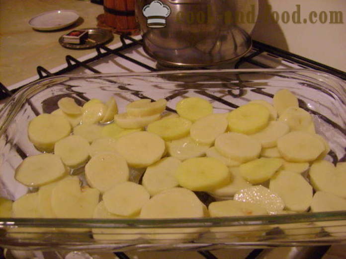 Skrzydełka z kurczaka na łóżku z ziemniaków w piekarniku - Jak zrobić skrzydełka i ziemniaki w piekarniku, z krok po kroku przepis zdjęć