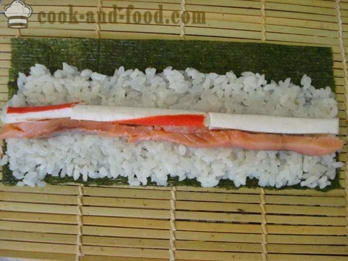 Rolki sushi z paluszków krabów i czerwone ryby - rolek sushi gotowanie w domu, krok po kroku przepis zdjęć