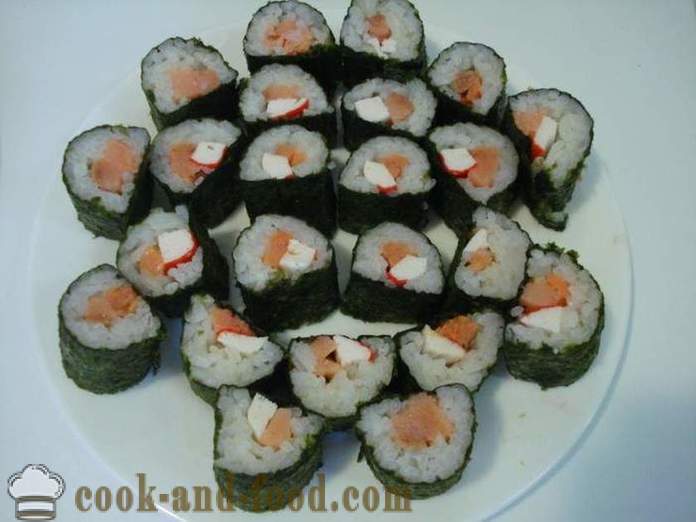 Rolki sushi z paluszków krabów i czerwone ryby - rolek sushi gotowanie w domu, krok po kroku przepis zdjęć
